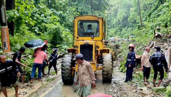 খাগড়াছড়িতে পাহাড়ধসে যান চলাচল বন্ধ