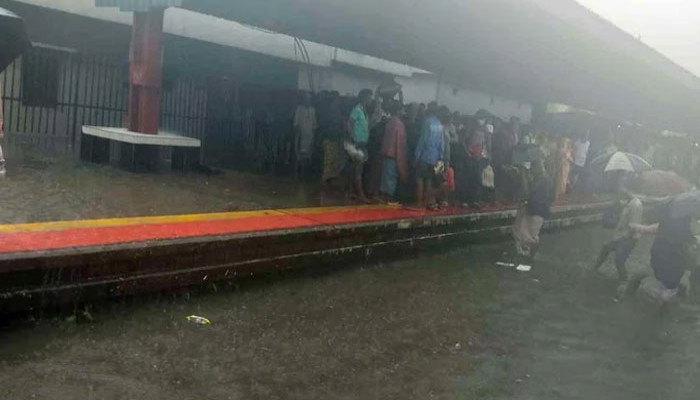 চট্টগ্রাম থেকে ঢাকাসহ দেশের বিভিন্ন অঞ্চলে ট্রেন চলাচল বন্ধ