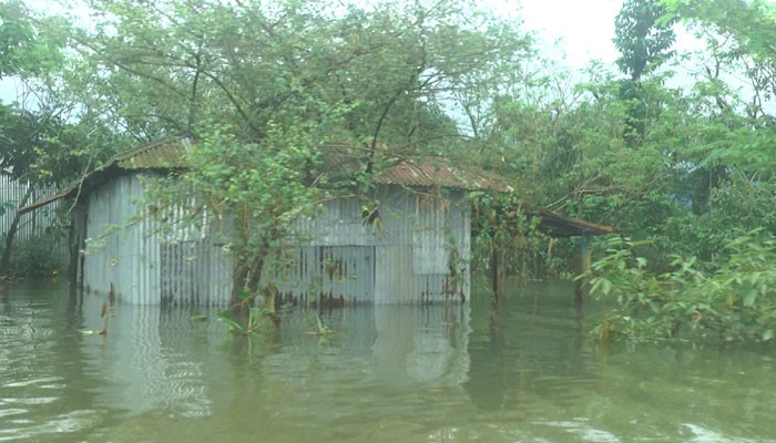 স্মরণকালের সবচেয়ে ভয়াবহ বন্যায় বিপর্যস্ত ১২ জেলা, মৃত্যু ১৩