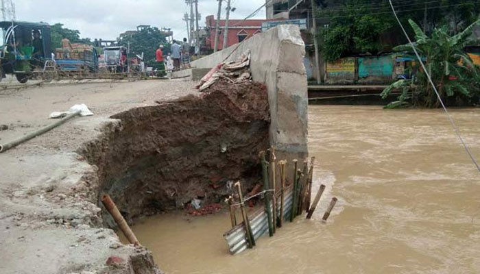 তীব্র স্রোতে ঝুঁকিতে সেতু, আখাউড়া-কসবা যোগাযোগ বন্ধ