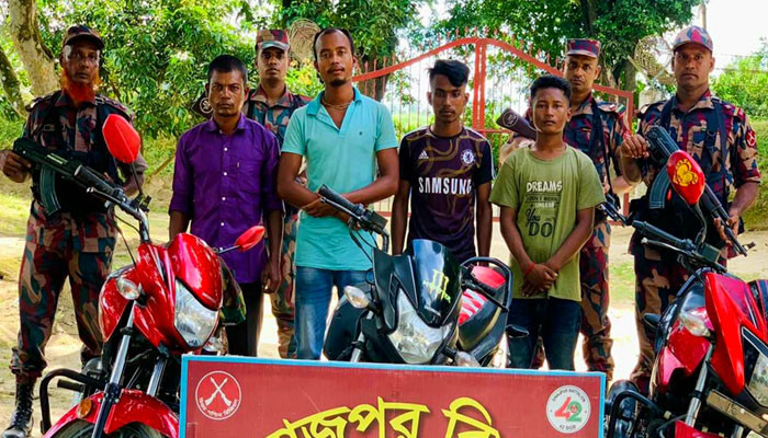 ভারতে অনুপ্রবেশের সময়  ৪ বাংলাদেশি যুবক আটক