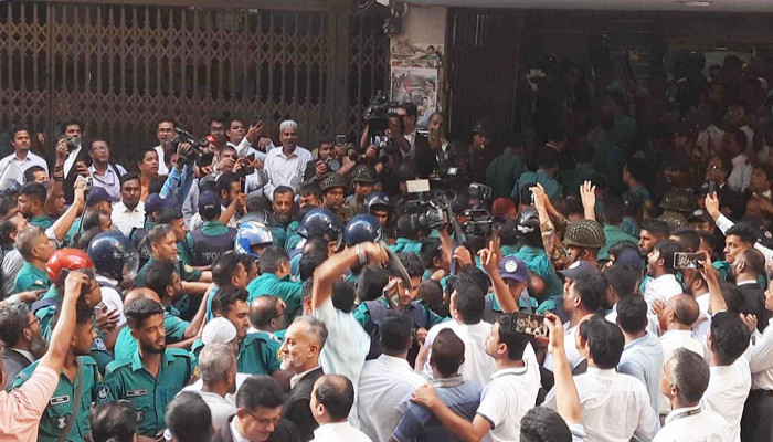 ইনুকে জুতা-ডিম নিক্ষেপ