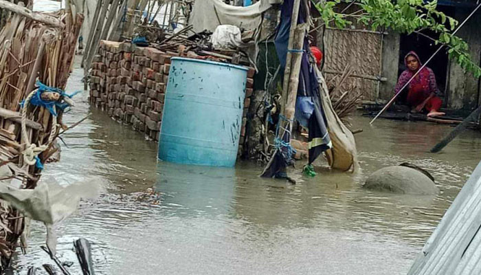 পানি বন্দীতে নেই রান্না, জীবন বাঁচাতে শুকনা খাবারই সম্বল