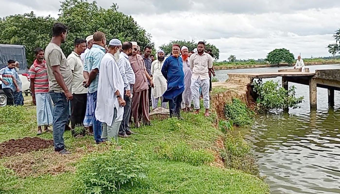 ফুলবাড়ীর কানাহার দিঘির চার পাশে গাইডওয়াল নির্মানের আশ্বাস দিলেন এসিল্যান্ড