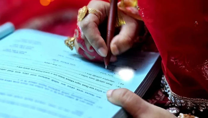 স্বামীকে তালাক দিয়ে একই কাজী অফিসে প্রেমিককে বিয়ে
