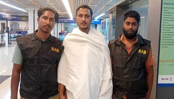 ওমরাহ যাত্রীবেশে পালানোর সময় বদির ক্যাশিয়ার গ্রেপ্তার