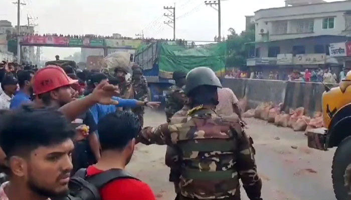 আশুলিয়া ও টঙ্গীতে ৪৬টি কারখানায় ছুটি ঘোষণা