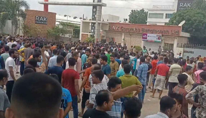 গাজীপুরে শ্রমিক বিক্ষোভ, মহাসড়ক অবরোধ
