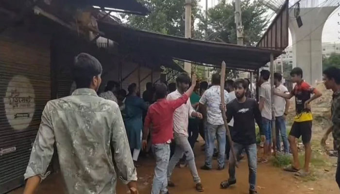 আশুলিয়ায় বহিরাগতদের সঙ্গে পোশাক শ্রমিকদের সংঘর্ষ, আহত ৩০