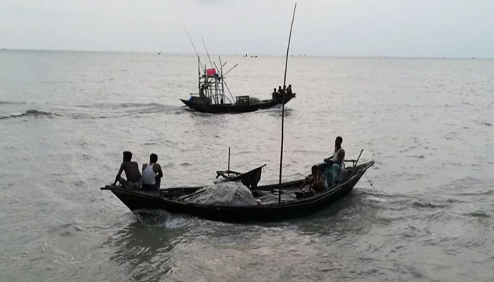 চলনবিলে অবৈধভাবে মাছ শিকারের দায়ে বিএনপির ৮ নেতাকর্মীর নামে মামলা