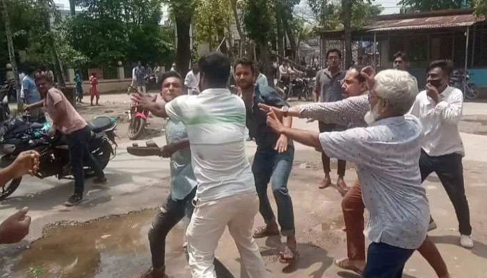 শরীয়তপুর সদর হাসপাতালে চিকিৎসক ও কর্মচারীদের মারধর, প্রতিবাদে চিকিৎসা বন্ধ