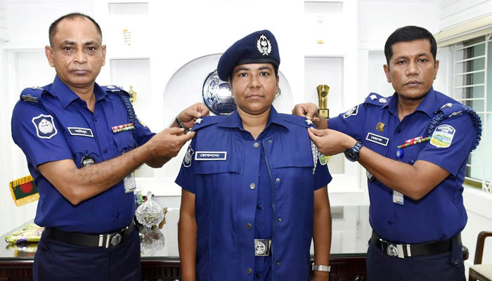 ঝিনাইগাতীতে  পুলিশ পরিদর্শক পদে পদোন্নতিপ্রাপ্ত রোকসানাকে র‍্যাংক ব্যাজ পরিধান