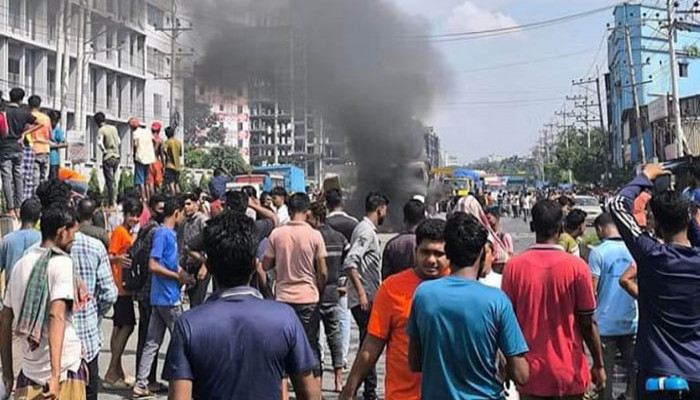 ট্রাকচাপায় ২ পোশাকশ্রমিক নিহত, ঢাকা-টাঙ্গাইল মহাসড়ক অবরোধ