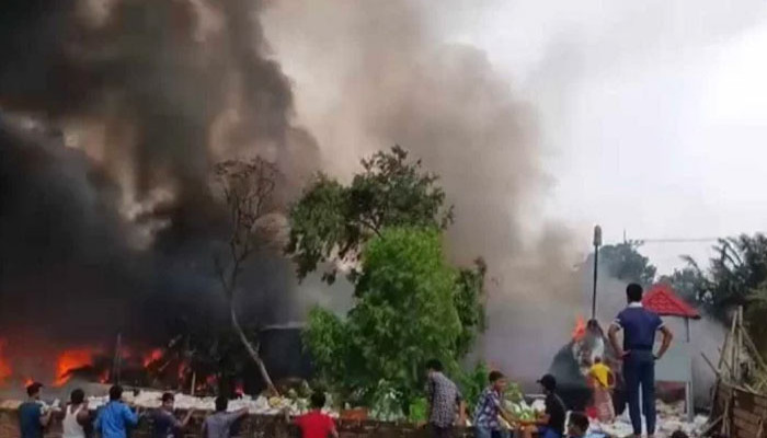 গাজীপুরে কারখানায় আগুন, ফায়ার সার্ভিসের গাড়ি ভাঙচুর