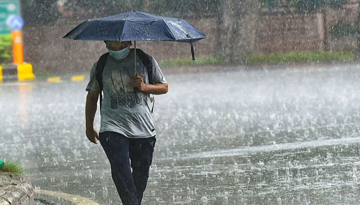 রাতেই তৈরি হতে পারে নিম্নচাপ, দেশজুড়ে বৃষ্টির পূর্বাভাস