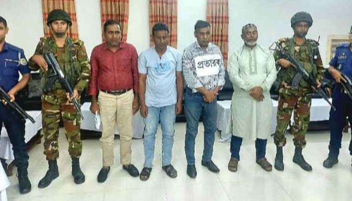 পটুয়াখালীতে চার ভুয়া মেজর আটক
