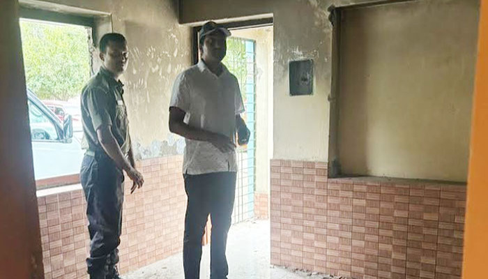 ক্ষতিগ্রস্থ খানসামা প্রেসক্লাব পরিদর্শন করে সংস্কারের আশ্বাস দিলেন ইউএনও