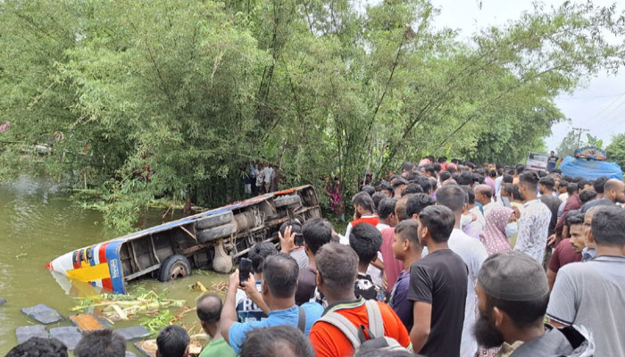 জয়পুরহাটে নিয়ন্ত্রণ হারিয়ে বাস পুকুরে, আহত ১০