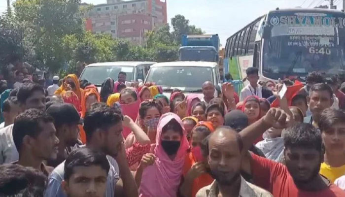 গাজীপুরে মহাসড়ক অবরোধ করে শ্রমিকদের বিক্ষোভ