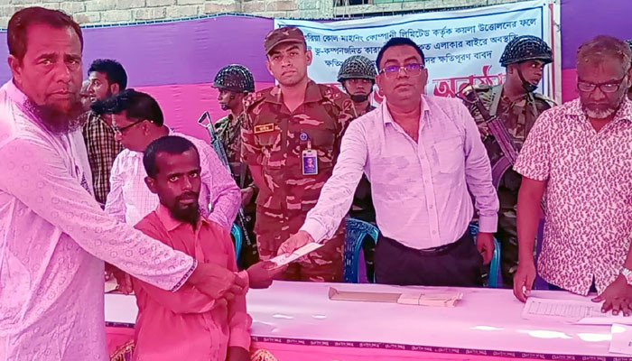 কয়লা উত্তোলনে ক্ষতিগ্রস্তদের মাঝে ৭ কোটি টাকার চেক বিতরণ