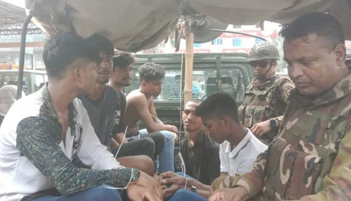 বিক্ষোভ থেকে কারখানায় ঢুকে হামলা চেষ্টা, সেনাবাহিনীর হাতে আটক ৬