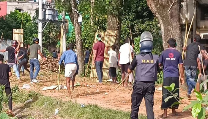 দু’গ্রুপের দফায় দফায় সংঘর্ষে পুলিশসহ আহত অর্ধশত, নিয়ন্ত্রণে সেনাবাহিনী