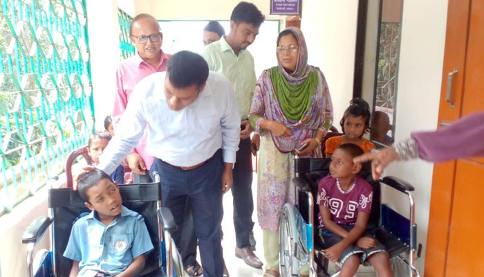 ঝিনাইগাতীতে বিশেষ চাহিদা সম্পন্ন শিক্ষার্থীদের মাঝে হুইল চেয়ার ও নগদ অর্থ বিতরণ