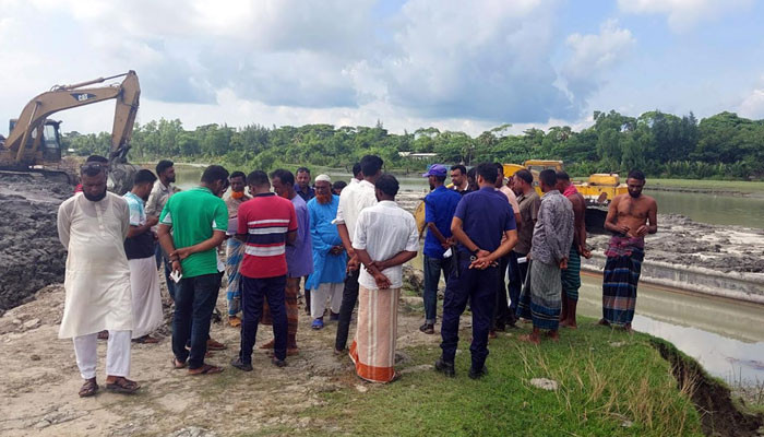 নদী থেকে অবৈধভাবে মাটি কাটার দায়ে জরিমানা