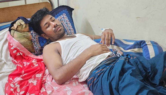 কনফারেন্স রুমে খেলা দেখছিলেন দুই সহকারী কমিশনার, ভিডিও করায় সাংবাদিককে মারধরের অভিযোগ
