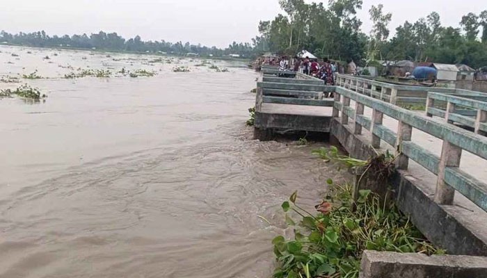 পার্বত্য চট্টগ্রামে বন্যা ও পাহাড়ধস মোকাবিলায় সেনাবাহিনীর উদ্ধার-ত্রাণ কার্যক্রম অব্যাহত