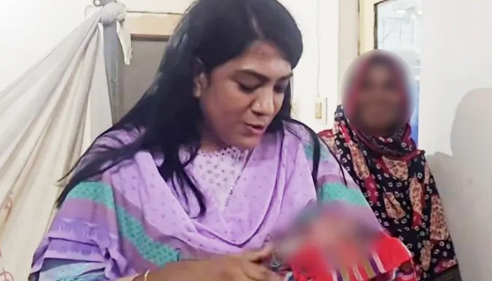 মানসিক ভারসাম্যহীন নারীর কোলে এল কন্যাসন্তান