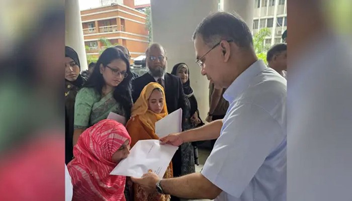 প্রতিবন্ধী তিন ব্যক্তিকে নিয়োগপত্র দিলেন প্রধানমন্ত্রী