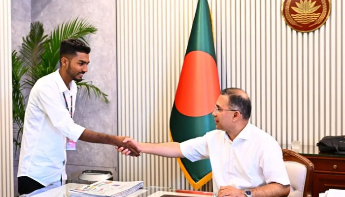 জুলাইয়ের রক্তমাখা সেই পতাকা হাতে নিয়েই প্রধানমন্ত্রীর সঙ্গে আজিজুর রহমানের সাক্ষাৎ
