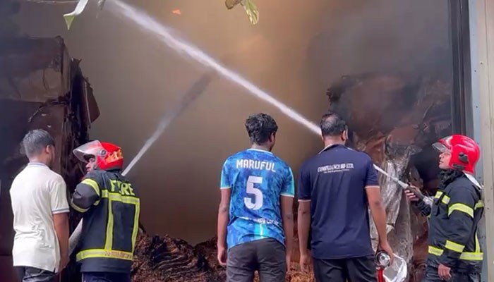 সাভারে ব্রিটিশ আমেরিকান টোব্যাকোর গুদামে আগুন