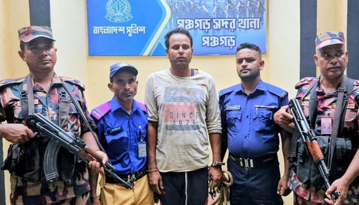 সীমান্তে আটক ভারতীয়কে পুলিশের কাছে হস্তান্তর