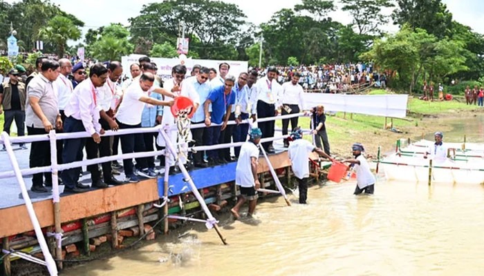 ব্রহ্মপুত্র নদে মাছের পোনা অবমুক্ত করলেন প্রধানমন্ত্রী