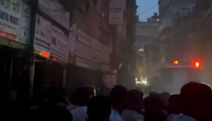 রাজধানীর বংশালে হেলমেটের গোডাউনে ভয়াবহ আগুন