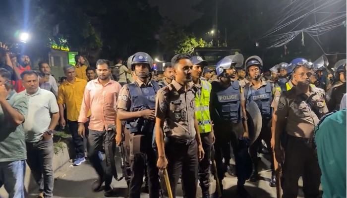 রাজধানীতে পুলিশ ও অটোরিকশা চালকরা মুখোমুখি