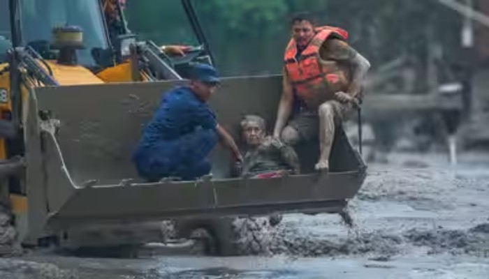 নেপালে কাদার নিচে মিলছে মরদেহ