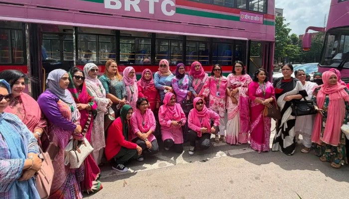 ‘পিংক বাসে’ ভ্রমণ করলেন নারী এমপিরা