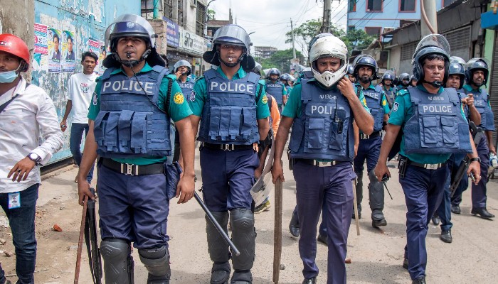 রাজনৈতিক বিশৃঙ্খলা এড়াতে সারা দেশে সাঁড়াশি অভিযান শুরু
