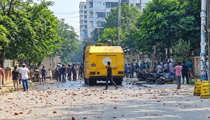 উত্তরায় পোশাক শ্রমিকদের সঙ্গে সংঘর্ষ, ১৯ পুলিশ সদস্যসহ আহত ৫০