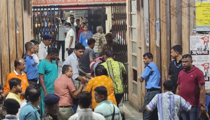 কলকাতায় পূজামণ্ডপে পদদলিত হয়ে ১৭ জনের মৃত্যু