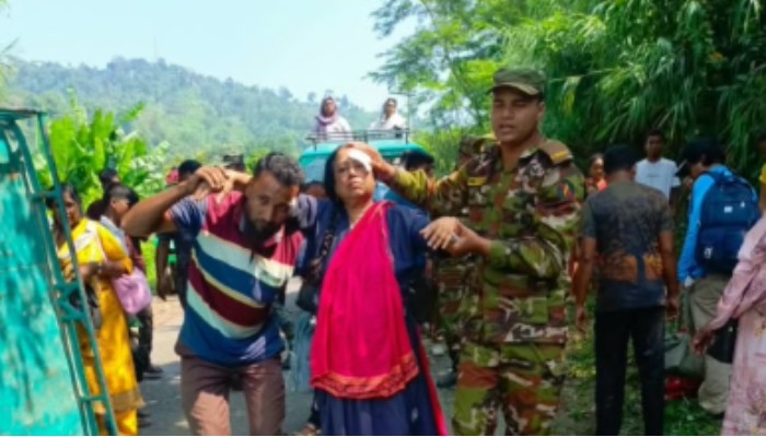 সাজেকে চাঁদের গাড়ি উল্টে ৭ পর্যটক আহত