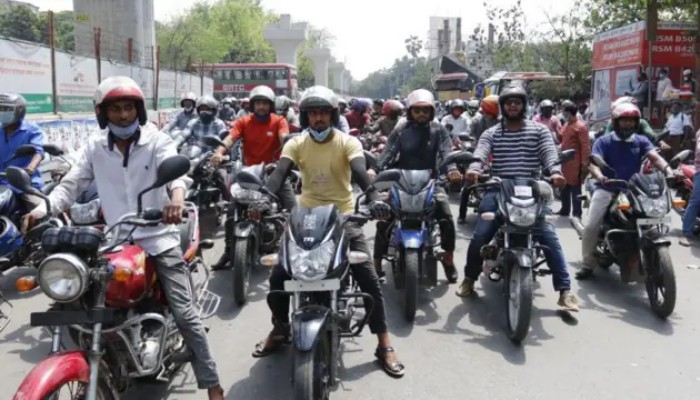 মোটরসাইকেলের সামনে হাতে লেখা নম্বর প্লেট বাধ্যতামূলক