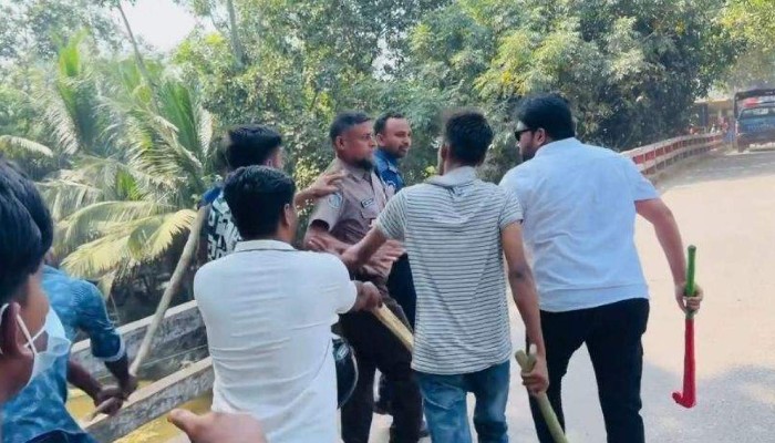 গোপালগঞ্জে ছাত্রলীগের মিছিল: পুলিশের গাড়িতে হামলা-ভাংচুর ,আহত ২ পুলিশ