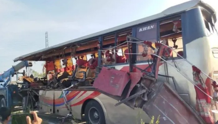 মহাসড়কে দাঁড়িয়ে থাকা ট্রাকে বাসের ধাক্কা, ঝরল ৪ প্রাণ