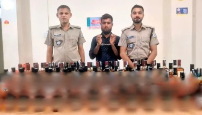বিদেশি ব্র্যান্ডের ৮৮ বোতল মদ মিলল অটোরিকশাচালকের কাছে