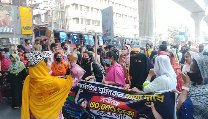 ৩০ হাজার টাকা বেতনের দাবিতে মিরপুরে সড়ক অবরোধ